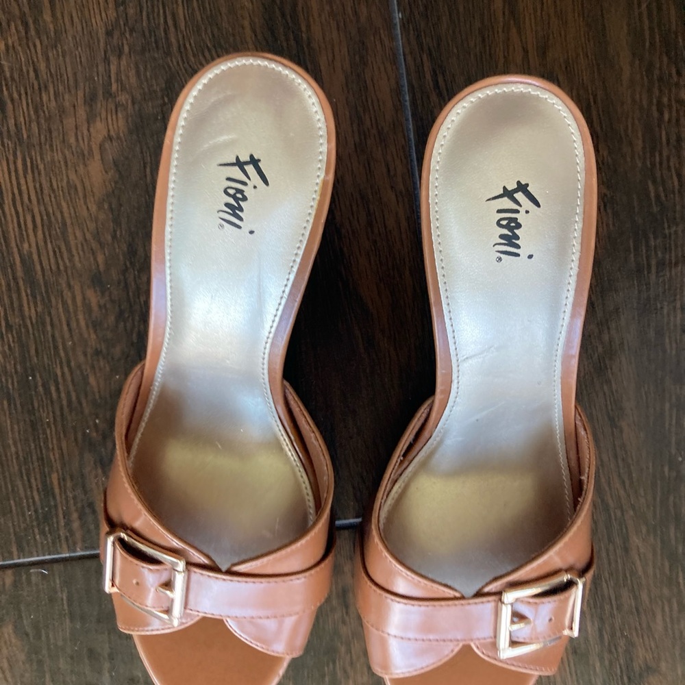 Fioni Camel-colored Women’s Sandals with Small Heel Size 6